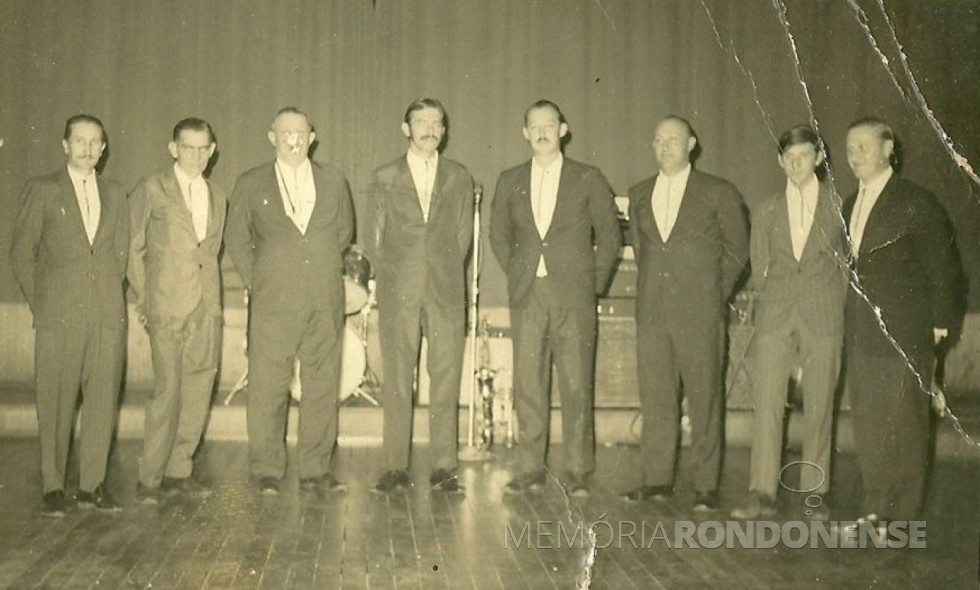 || Conjunto de Ritmos Marajoara que representou a cidade de Marechal Cândido Rondon, no 1º Concurso de Bandas do Paraná, na cidade de Maringá, em julho de 1971.
Da esquerda à direita: Armando Dieter, Osmar Albino Frank, Henrique Guilherme Wayhs, Hedio Strey, Sigmar Wayhs, Ademar Wayhs , André Luiz Hermann e Hugo Feiden.
Imagem. Acervo Projeto Memória Rondonense - FOTO 4 -