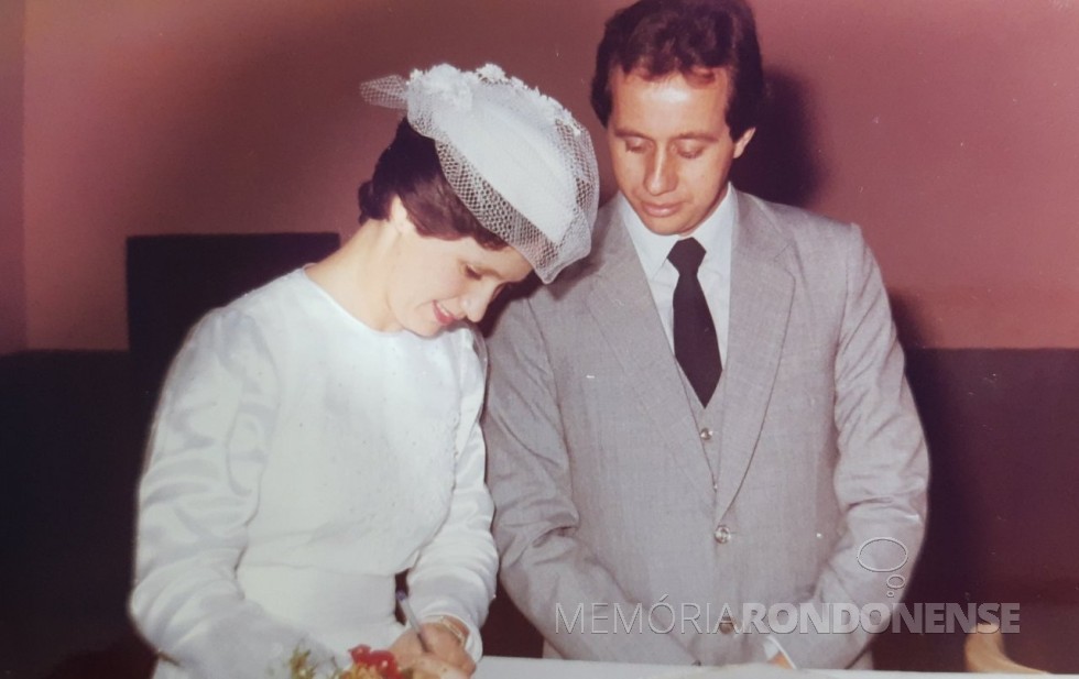 || Noivos Helena Lucia Schneider  e Tarcísio Vanderlinde que casaram em julho de 1984.
Imagem: Acervo do casal - FOTO 10 -
