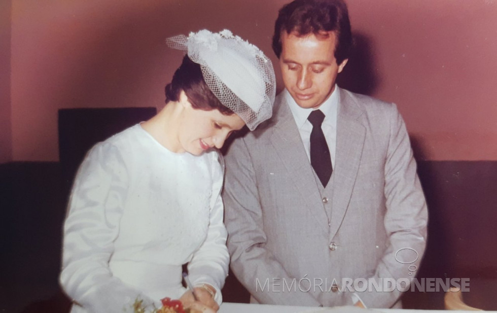 || Noivos Helena Lucia Schneider e Tarcísio Vanderlinde que casaram em julho de 1984.
Imagem: Acervo do casal - FOTO 10 -