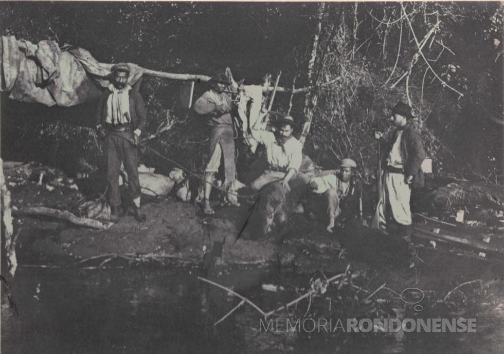 || Engenheiro Walter Gröbli (d) e equipe abrindo clareira às margens do Rio Paraná e na foz do Rio São Francisco Verdadeiro, para instalação do Porto Britânia.
Gröbli anos mais tarde se tornou um dos políticos mais influentes de Posadas, assumindo em diversas ocasiões a intendência (prefeitura) da cidade argentina.
Imagem: Acervo Museu Histórico Willy Barth, de Toledo (PR) -- FOTO 3 -
