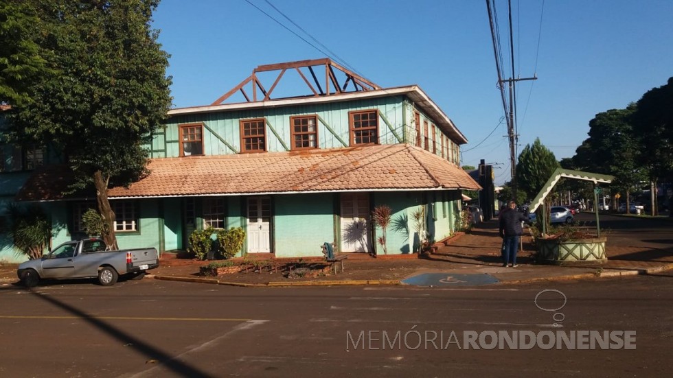 || Começo da demolição (parte) do Hotel Avenida, na cidade de Marechal Cândido Rondon, em começo de julho de 2021.
Imagem: Acervo e crédito de Elson Antonio Gehlen - FOTO 15 - 
