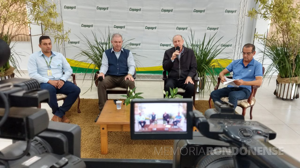 || Ricardo  Silvio Chapla, diretor-presidente da Copagril procedendo a abertura do Seminário Soja e Milho Copagril 2021, tendo ao seu lado direito, o vice-presidente da cooperativa. Eloi Darci Podkowa e o engenheiro-agronômo Marlon Lucas, da área técnica-agronômica da Copargil; e à sua esquerda, o radialista Régis Guerreiro, em junho de 2021.
Imagem: Acervo Comunicação Coapgril - FOTO 31 -