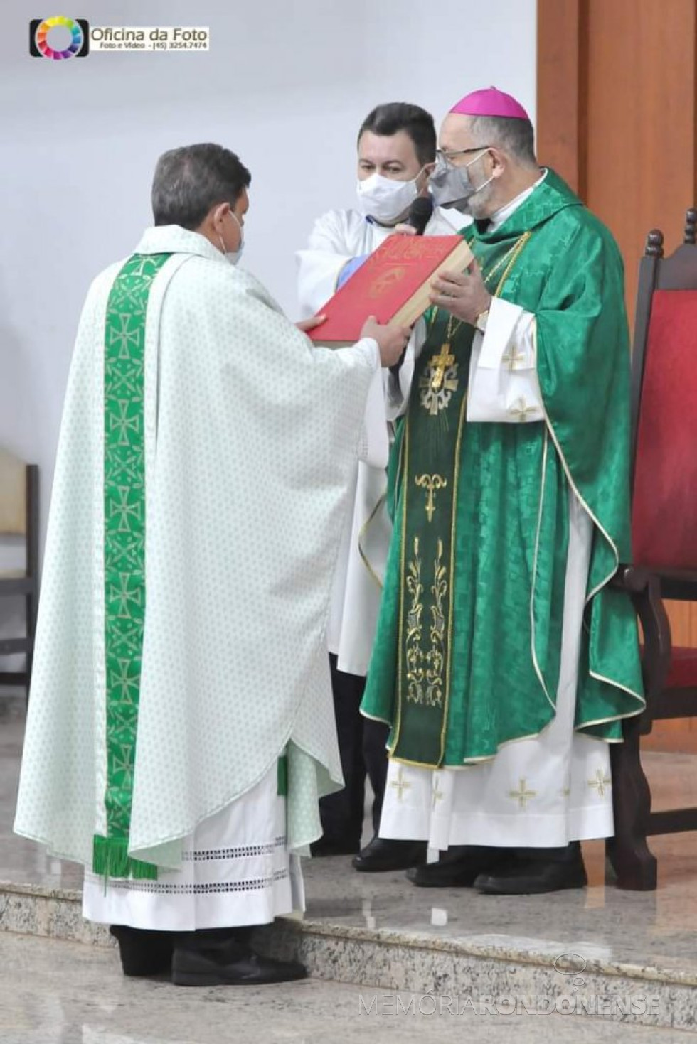 || Bispo diocesano João Carlos Seneme dando posse ao padre Sérgio Rodrigues como novo pároco da Matriz Católica Sagrado Coração de Jesus, em junho de 2021.
Imagem: Acervo da Paróquia - FOTO 17 -