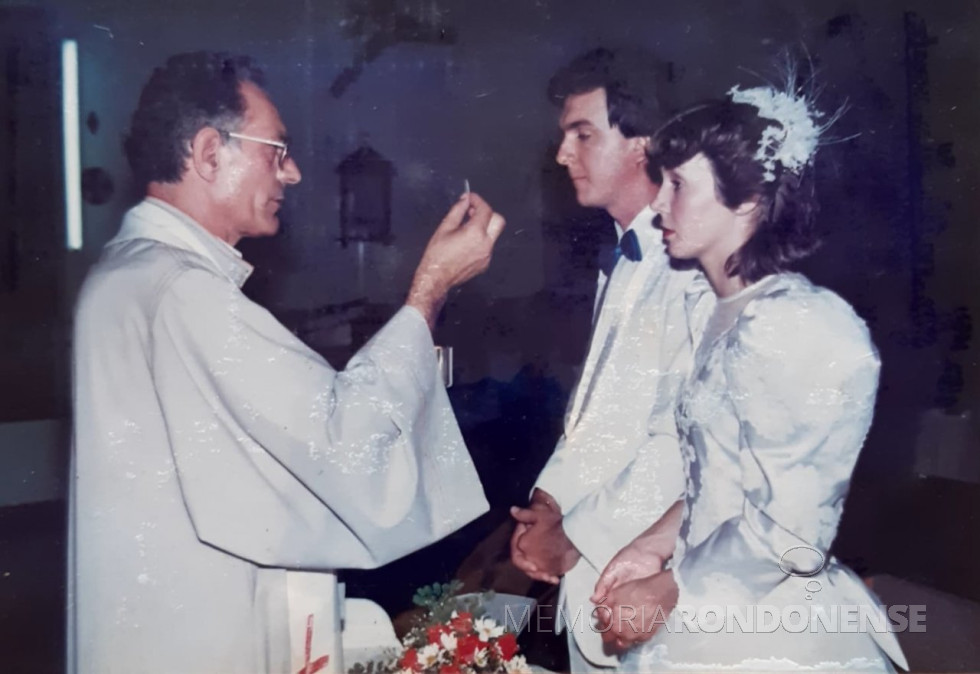 || Ato de comunhão dos noivos Maria Aparecida Besen e Valdeci Conrat.
Imagem: Acervo do casal - FOTO 8 -