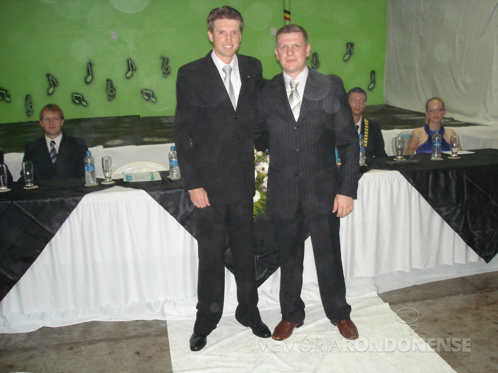 || Jornalista Joni Leocir Lang (e) e Gelson José Linck, presidentes da JCI Marechal Cândido Rondon, gestões 2010 e 2009, respectivamente.
Imagem: Acervo pessoal - FOTO 18 -