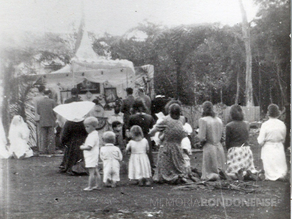 || Celebração de missa campal na cidade de Toledo, no princípio do povoamento, antes de ser construída a primeira igreja, em julho de 1946.
Imagem: Acervo Revista Cristo Rei - FOTO 3 -