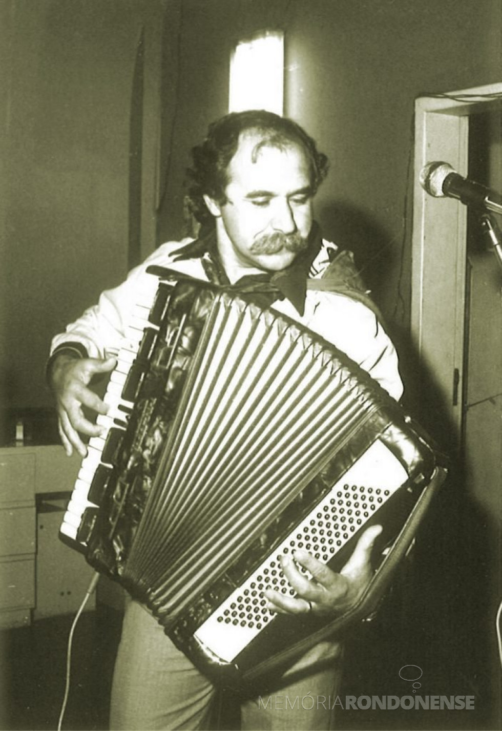 || Albino Bissolotti que assumiu a presidência da Associação dos Municípios do Oeste do Paraná (AMOP), em julho de 1978.
Imagem: Acervo Revistas Mosaicos (Foz do Iguaçu) - FOTO 17 -