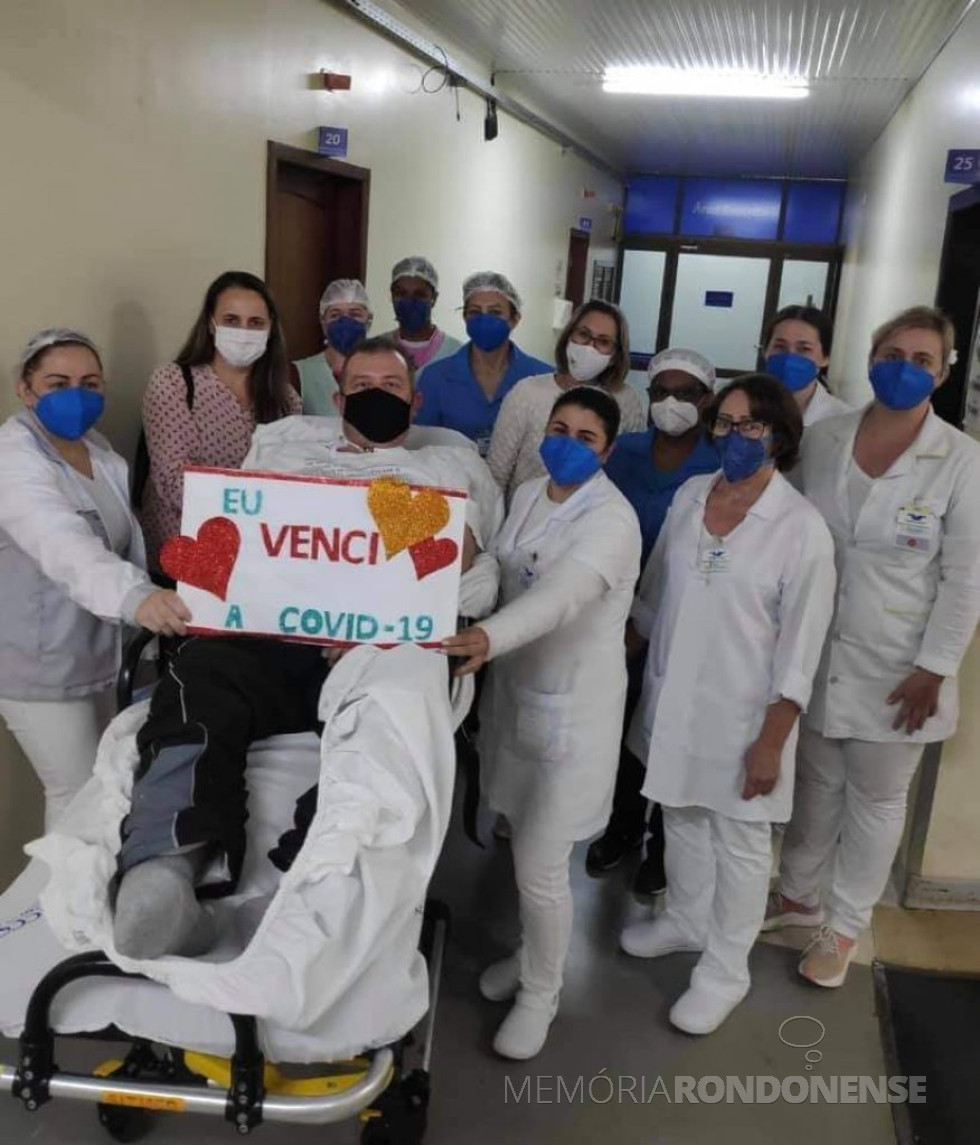 || Jornalista Jadir Zimmermann deixando o hospital em Marechal Cândido Rondon, na companhia da esposa Beatriz e do corpo de enefermagem, em julho de 2021.
Imagem: Acervo O Presente - FOTO 26 -