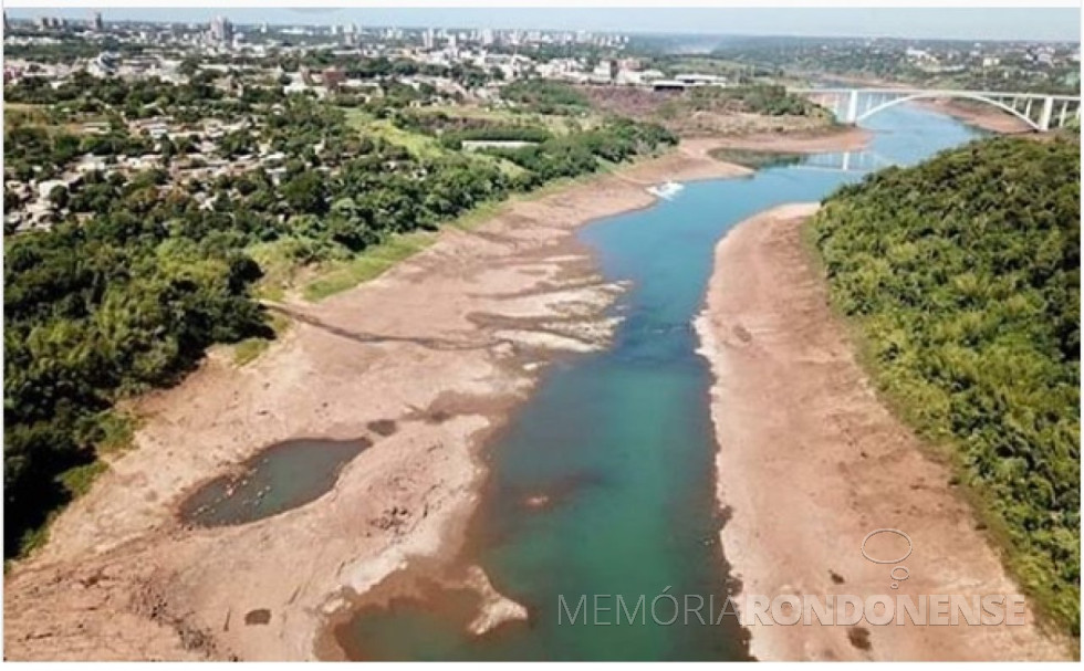|| Vista do baixo nível de Água do Rio Paraná desde a jusante do Rio Iguaçu.
Imagem: Acervo Ruver - FOTO 26 -