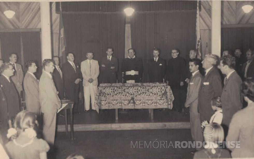 || Instalação solene da Comarca de Toledo (PR), em junho de 1954. Da esquerda à direito: Clécio Zeni, vereador Rubens Stresser, Clóvis do Espírito Santo (1º Promotor Público da Comarca de Toledo), advogado Dátero Alves de Oliveira, Ernesto Fortes (Coletor Estadual), Ari Branco da Rosa (Delegado de Polícia), vereador Güerino Viccari (presidente da Câmara Municipal de Toledo), Ernesto Dalloglio ( prefeito Municipal de Toledo), Dr. Cid Cordeiro Simas (1º Juíz de Direito da Comarca de Toledo), Dr. Murilo Roncáglio (Juíz de Direito da Comarca de Foz do Iguaçu, Padre Antonio Patuí (1º padre de Toledo), Willy Barth (diretor-geral da colonizadora Maripá) e Alcides Rocha.
Imagem e ficha de identificação: Museu Histórico Willy Barth (Toledo - PR) - FOTO 8 -