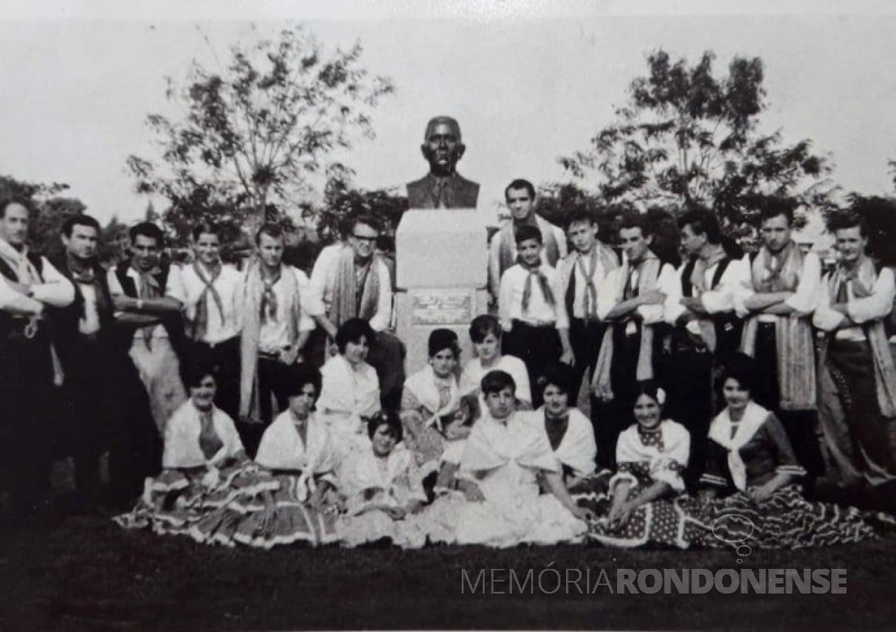 || CTG Três Fronteiras, da cidade de Toledo, que se apresentou na inauguraçao da Praça Willy Barth, em Marechal Cândido Rondon, em julho de 1964.
Imagem: Acervo Lúcia Miriam Mazzaferro - Camboriú (SC) - FOTO 9 -