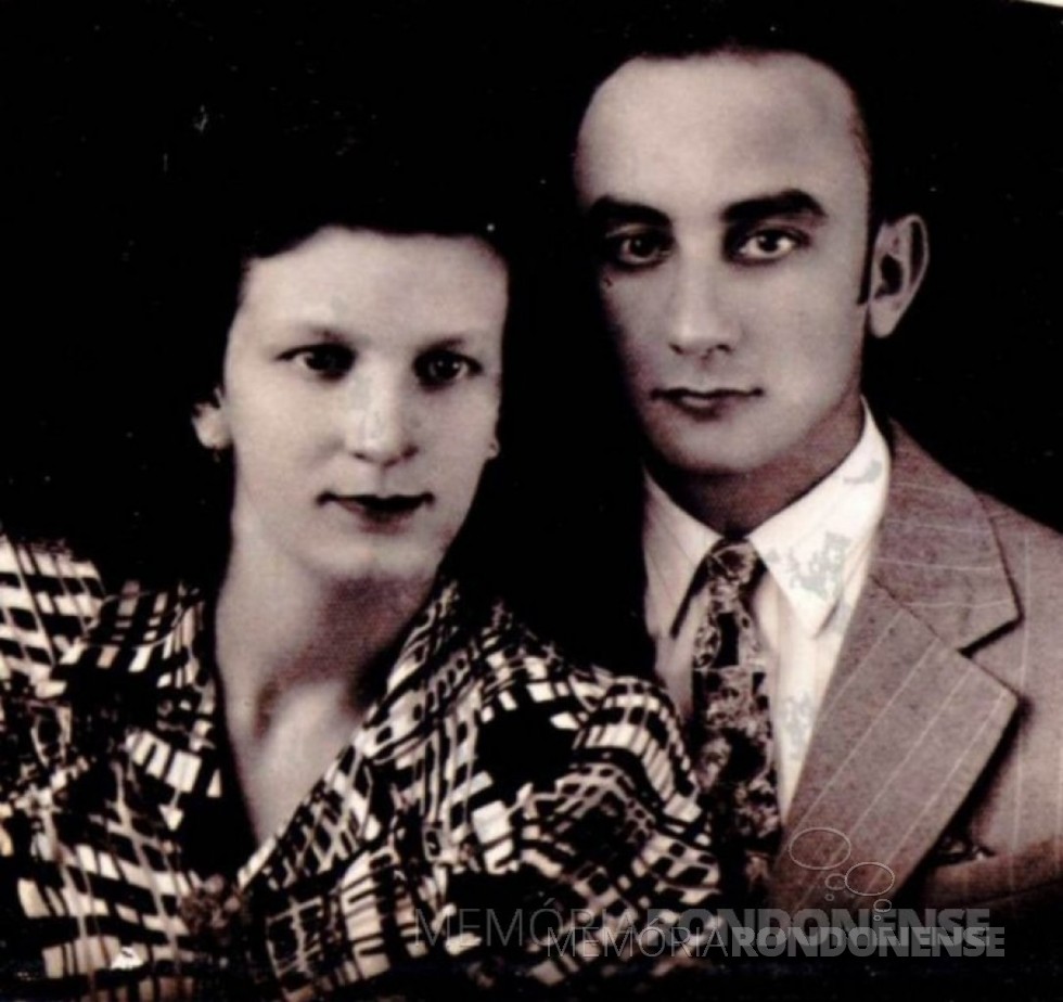|| Casal pioneiro rondonense Helga (nascida Eifler) e Elias Ítalo Herrmann, recém casados, ele falecido em dezembro de 1967.
Imagem: Acervo Miriam Beatriz Herrmann - FOTO 56 -