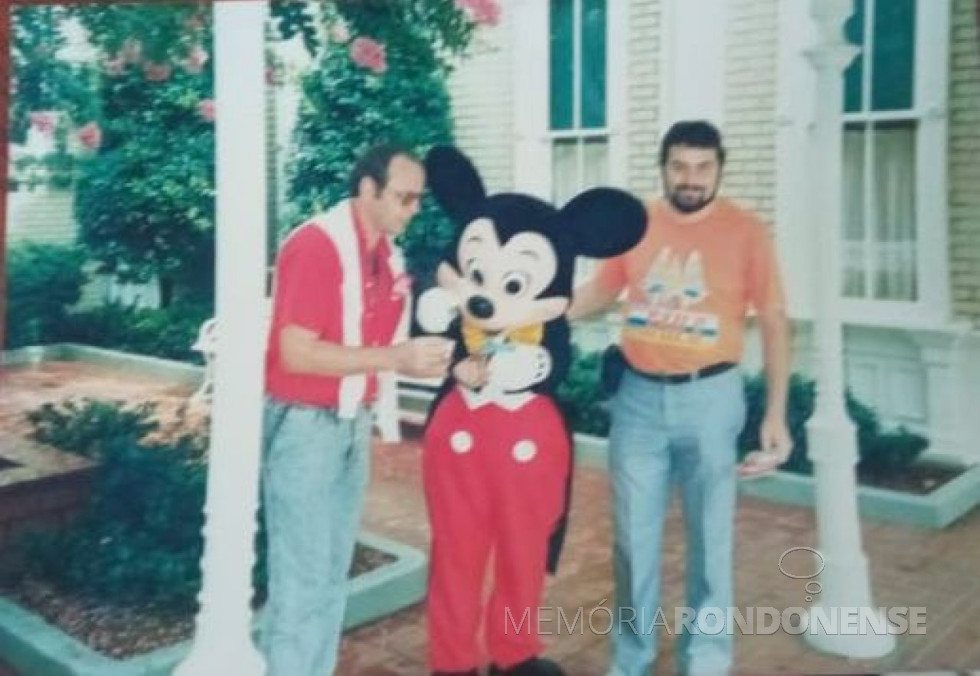 || Rondonenses Wiland Schurt (camisa vermelha) e Vitor Giacobbo  de passagem por Miami, depois de participar de evento da JCI na República Dominicana.
Imagem: Acervo Wiland Schurt - FOTO 12 - 