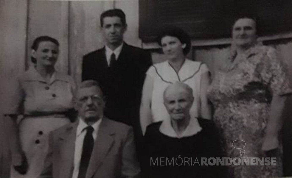 || Pioneira Helga Herrmann 
 (de blusa branca) com seus pais, Paulina e Roberto Eifler, e com o irmã Alfredo e as irmãs Bernardina (e) Cecília, em fotografia tirada no Rio Grande do Sul.
Imagem: Acervo Miriam Beatriz Herrmann - FOTO 19 - 