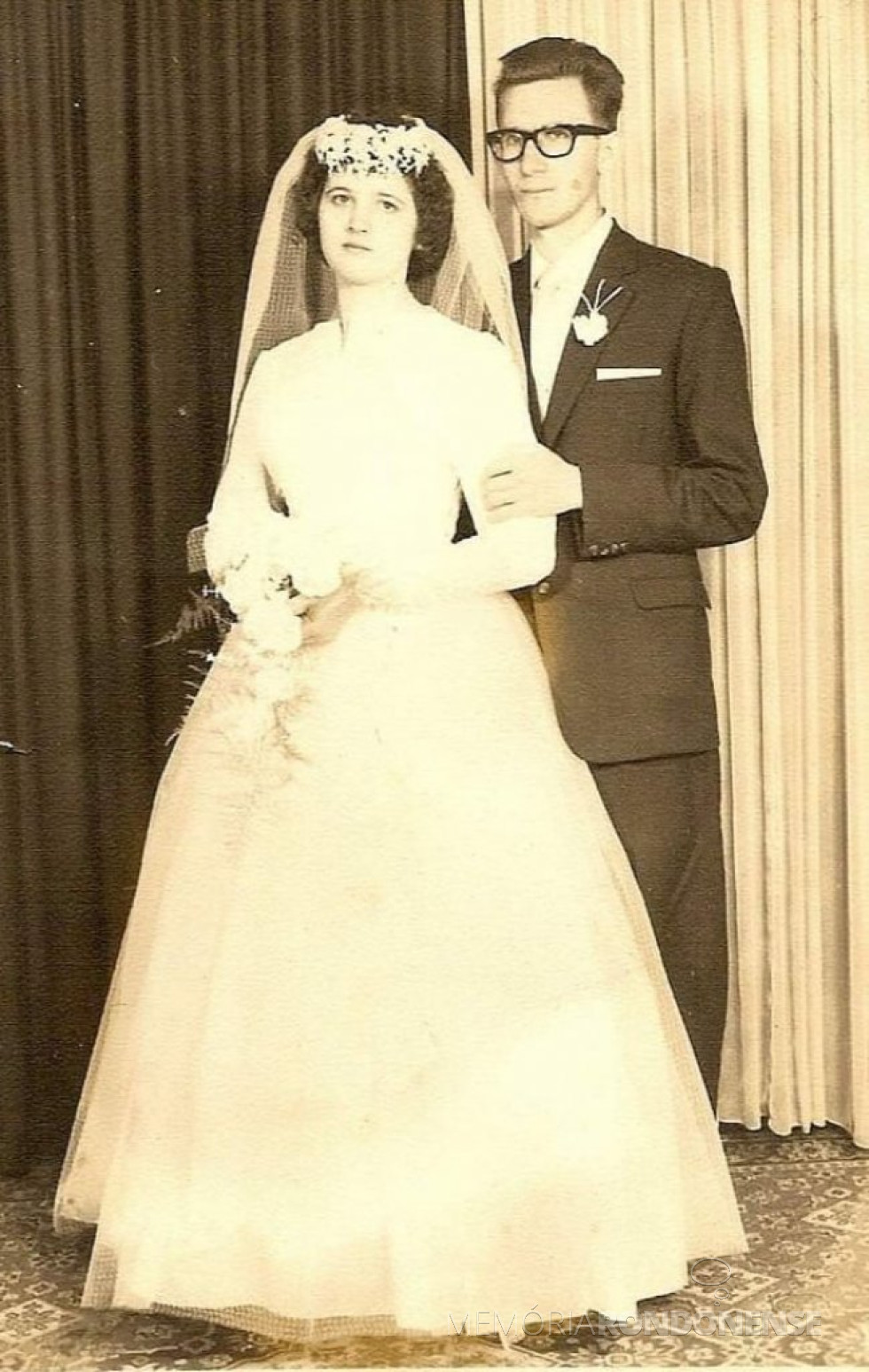 || Casal pioneiro rondonense Ely e Leo Hickmann, casados, em julho de 1962, em Venâncio Aires (RS).
Imagem: Acervo Angela Hickmann - FOTO 6 -