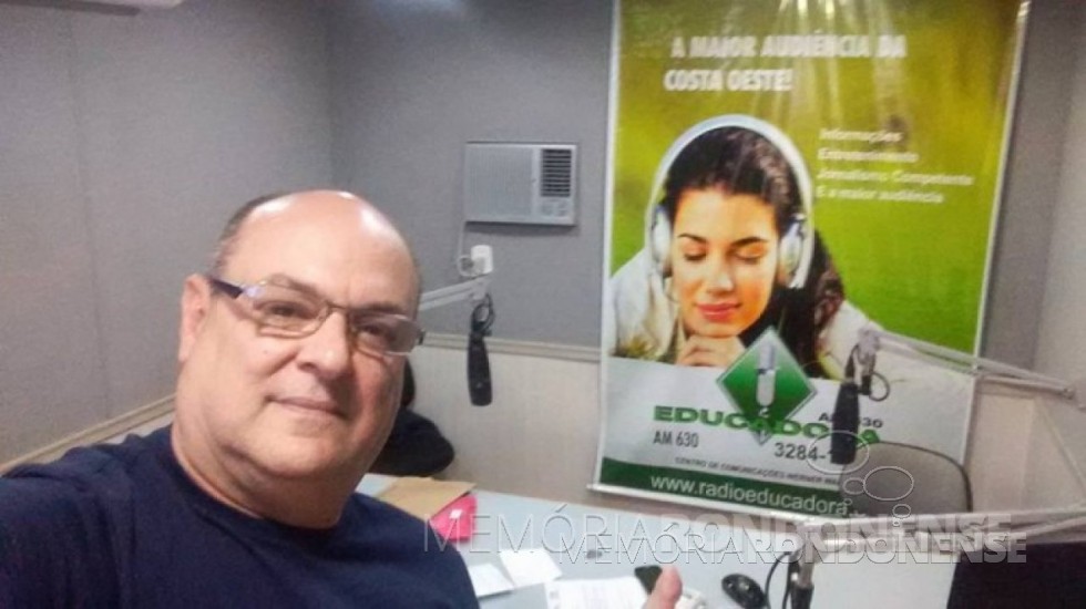 || Comunicador Delcio Luiz Parada na data em que comemorava 30 anos de Rádio Educadora Marechal.
Imagem: Acervo pessoal - FOTO  13 -
