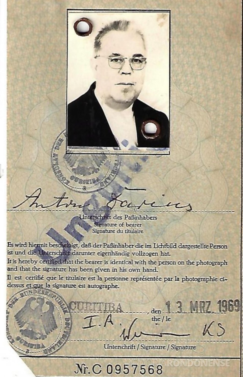 || Página de identificação do passaporte alemão do padre Antonio Darius.
Imagem Acervo SVD/Diocese de Toledo - FOTO 18 -