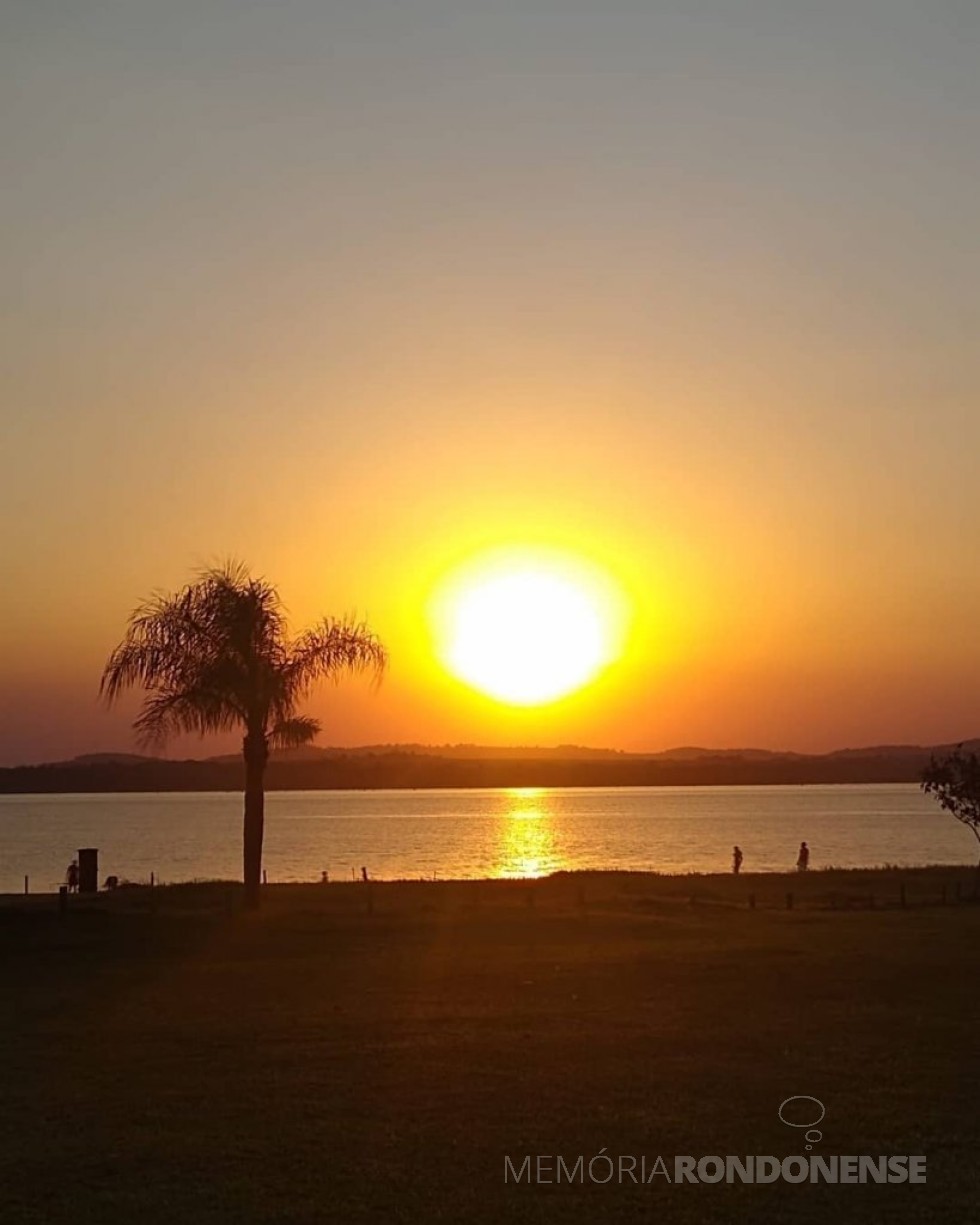 || Pôr do sol sobre o Lago de Itaipu em foto registrada desde o Parque de Lazer Annita Wanderer, na sede distrital de Porto Mendes, pelo rondonense Sandro Luiz Zastrow. -- FOTO 16 -
