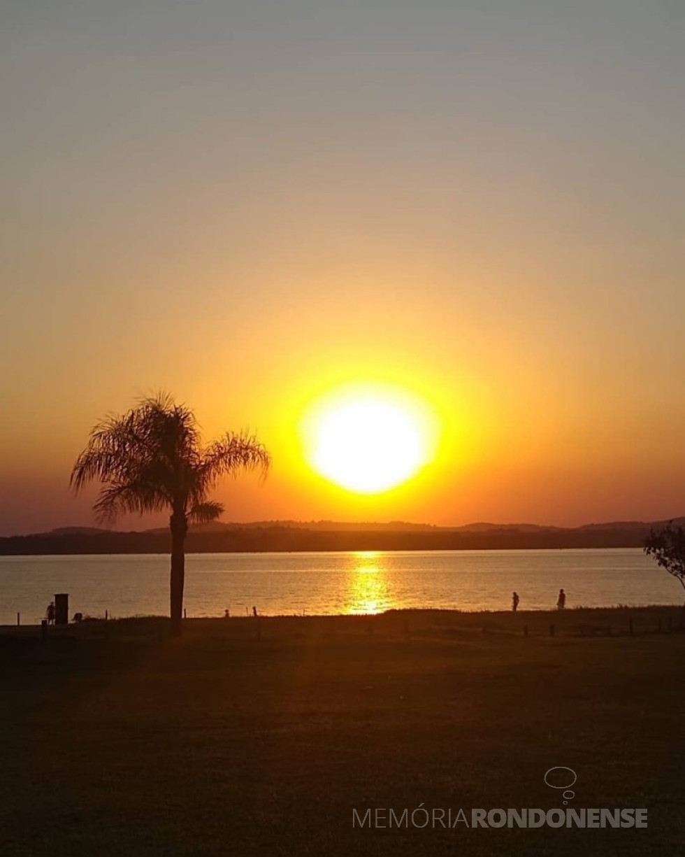 || Pôr do sol sobre o Lago de Itaipu, em foto registrada desde o Parque de Lazer Annita Wanderer, na sede distrital de Porto Mendes, em agosto de 2021, pelo rondonense Sandro Luiz Zastrow. -- FOTO 18 -