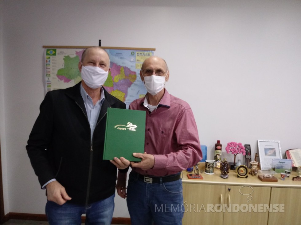 || Harto Viteck (d), coordenador do Projeto Memória Rondonense, recebendo das mãos de Ricardo Silvio Chapla, diretor-presidente da Copagril, um exemplar do livro 