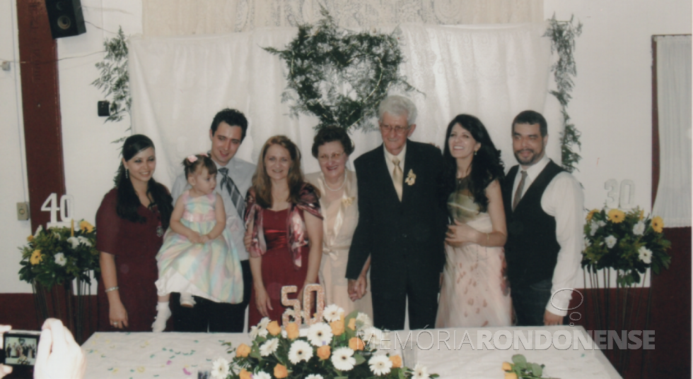 || Casal rondonense Romilda e Arnildo Roesler na comemoração de suas Bodas de Ouro, na companhia de sua família, em novembro de 2010.
Da esquerda à direita: Tatieli e Ricky (neto) com a filha Gabrieli, Denise e Dorli, filhas do casal jubilar e Peter Jorge, esposo de Dorli.
Imagem: Acervo Denise Roesler - FOTO 8 -