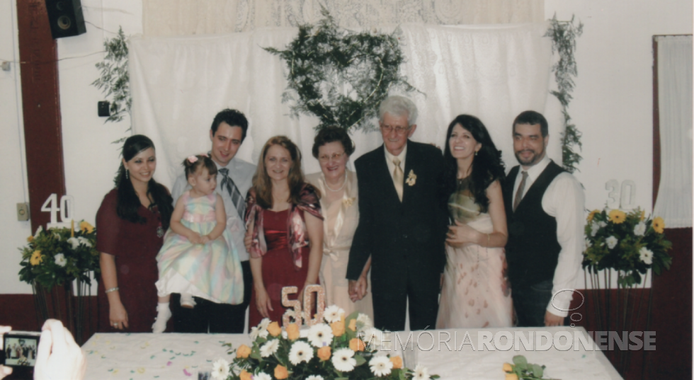 || Casal rondonense Romilda e Arnildo Roesler na comemoração de suas Bodas de Ouro, na companhia de sua família.
Da esquerda à direita: Tatieli e Ricky (neto) com a filha Gabrieli, Denise e Dorli, filhas do casal jubilar e Peter Jorge, esposo de Dorli.
Imagem: Acervo Denise Roesler - FOTO 8 - 