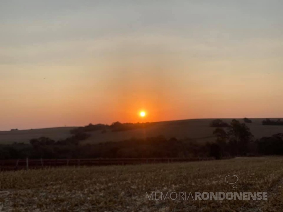 || Poente do sol  no município de  Marechal Cândido Rondon , em 15 de agosto de 2021, retratado por Elton Hollmann,  a partir  da Linha Perdigão, no distrito rondonense de Novo Horizonte. 
Imagem: Acervo do autor - FOTO 32 - 