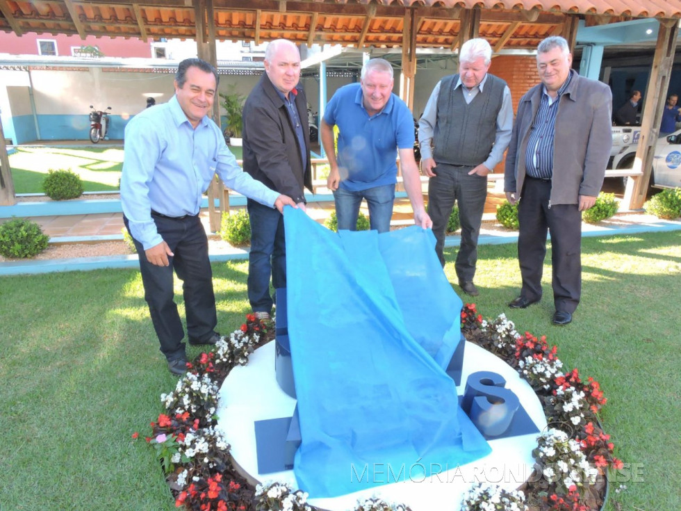 || Descerramento da memorial aos 51 anos do SAEE, em 2017. 
Da esquerda à direita: funcionários Gerson da Silva e Darci Schütz (mais antigos da autarquia), vice-prefeito de Marechal Cândido Rondon, Ilário (Ila) Hoffstaetter; Dieter Leonars Seyboth, diretor-administrativo e engenheiro civil Vitor Giacobbo, diretor executivo do SAEE.
Imagem: Acervo do Órgão Público - FOTO 18 -