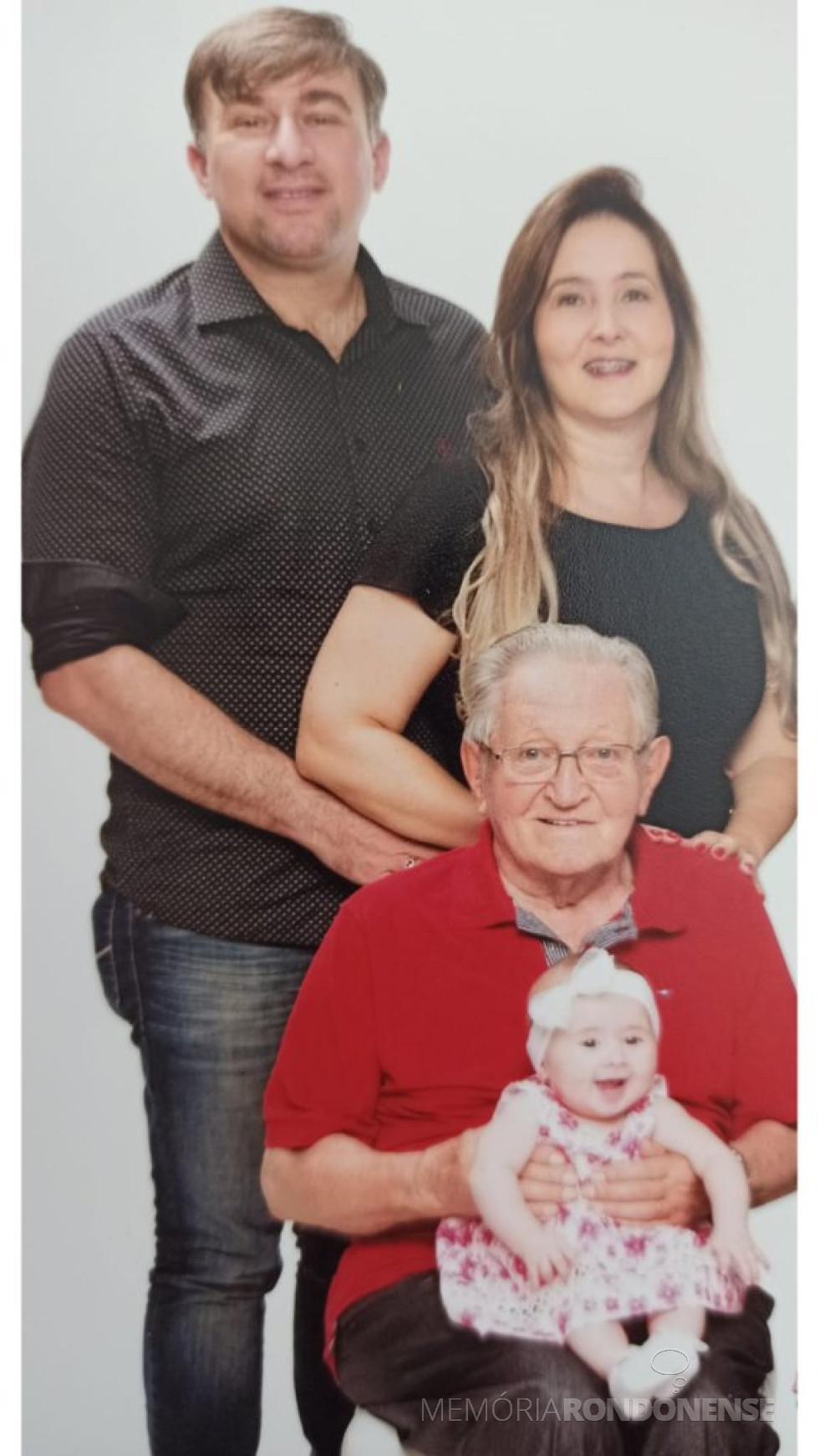 || Pioneiro rondonense Nelson Walter, falecido em agosto de 2021, com a filha Silvana Anita, genro Henry Marcelo Varnier e a neta Ana Laura.
Imagem: Acervo da família - FOTO 17 -