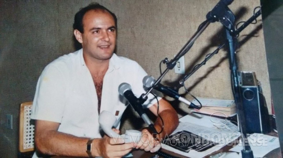 || Comunicador Delcio Luiz Parada estreando na Rádio Educadora Marechal, em novembro de 1986.
Imagem: Acervo pessoal - FOTO 12 -