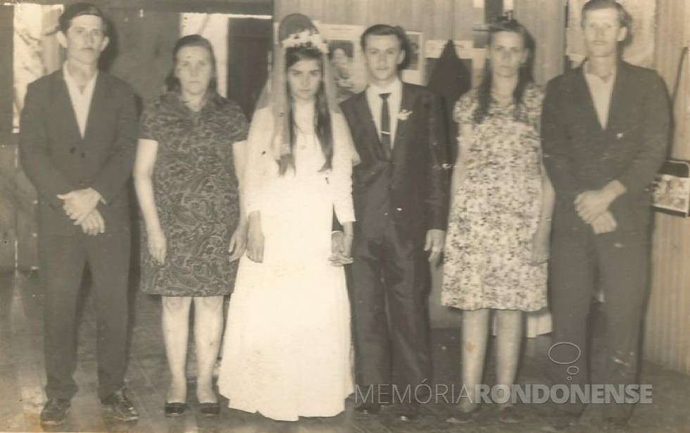 || Noivos Maria Borelli e Azelindo Langer com os respectivos pais, na data de casamento em setembro de 1971.
Imagem: Acervo Denise Langer - FOTO 8 -