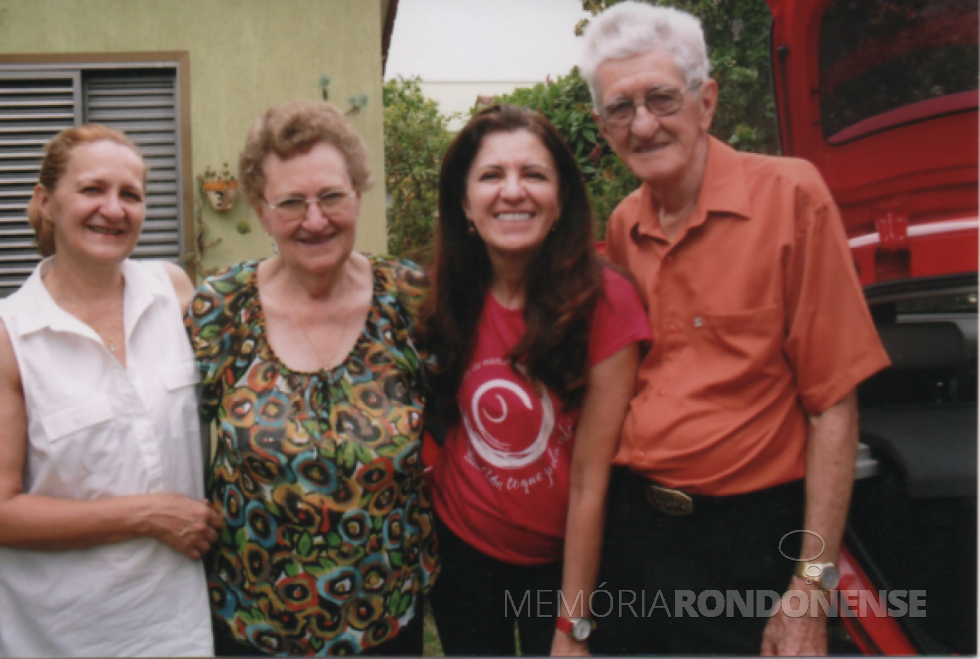 || Pioneiro rondonense Arnildo Roesler com a esposa Romilda e as filhas Denise (e) e Dorli, ele falecido em março de 2018.
Imagem: Acervo Denise Roesler - FOTO 7 -
