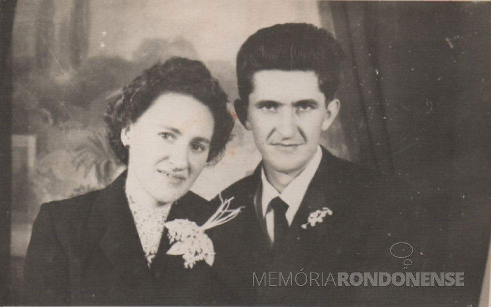 || Jovens rondonenses Romilda Deckert e Arnildo Roesler que casaram em novembro de 1960.
Imagem: Acervo Denise Roesler - FOTO 6 - 