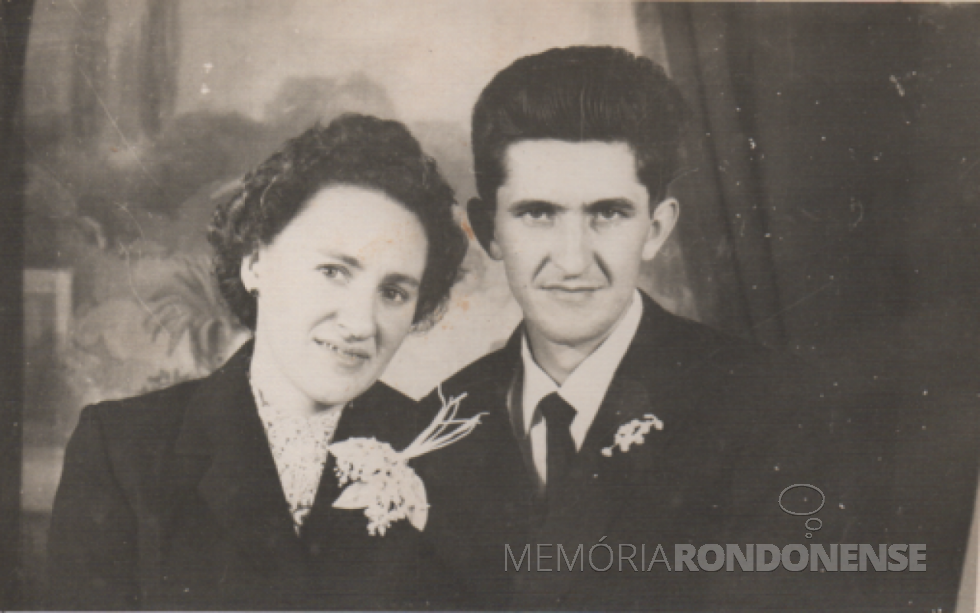 || Jovens rondonenses Romilda Deckert e Arnildo Roesler que casaram em novembro de 1960.
Imagem: Acervo Denise Roesler - FOTO 7 -
