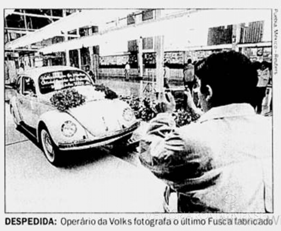 || Funcionário da Volkswagen fotogrando o último Fusca produzido pela fábrica, em junho de 1996.
Imagem: Acervo Biblioteca Nacionao - FOTO 10 - 