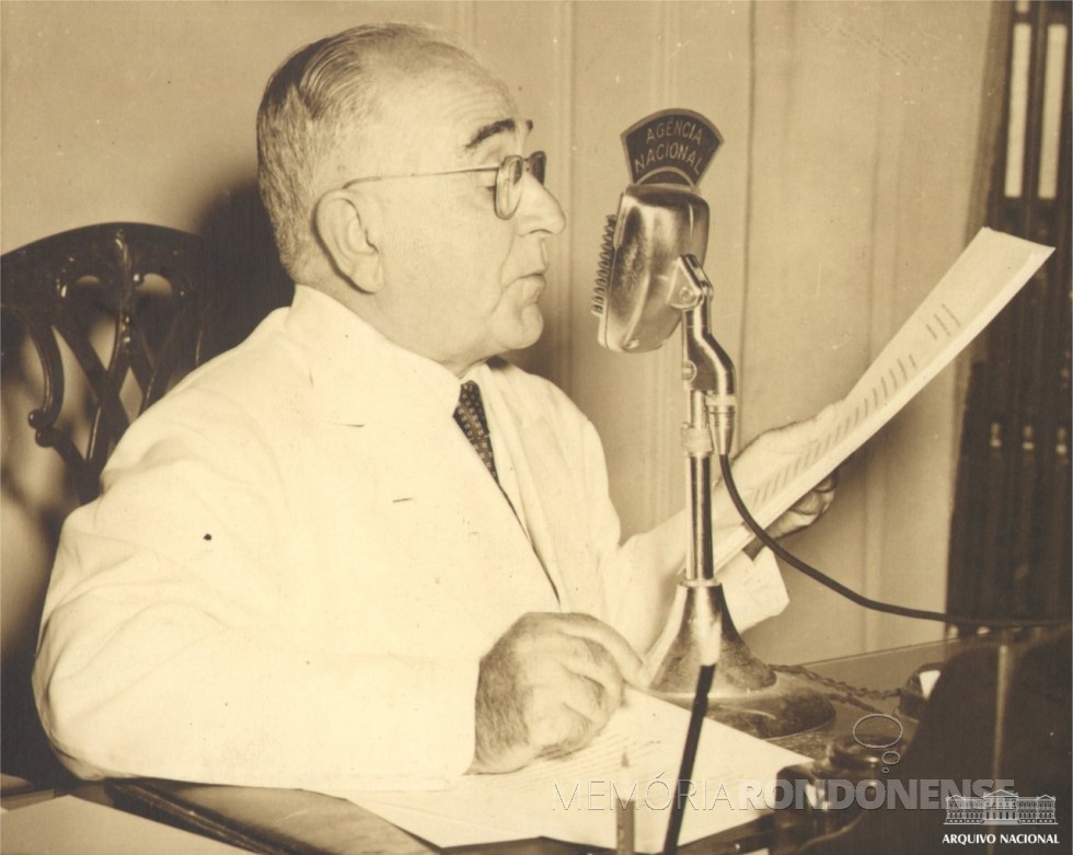 || Presidente Getúlio Vargas discursando emrede nacional, em 1954.
Imagem: Acervo Arquivo Nacional - FOTO 3 -