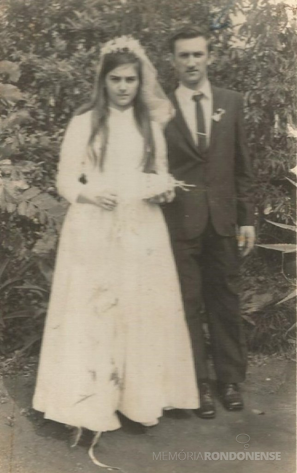 || Noivos Maria Borelli e Azelindo Langer que se casaram em setembro de 1971.
Imagem: Acervo Denise Langer - FOTO 7 -