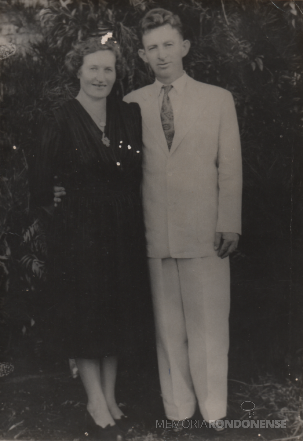 || Professor rondonense Arnoldo Alfredo Hintz com a esposa Adeline, em foto de 1950, ele falecido em agosto de 1988.
Imagem: Acervo Denise Roesler - FOTO 16 -