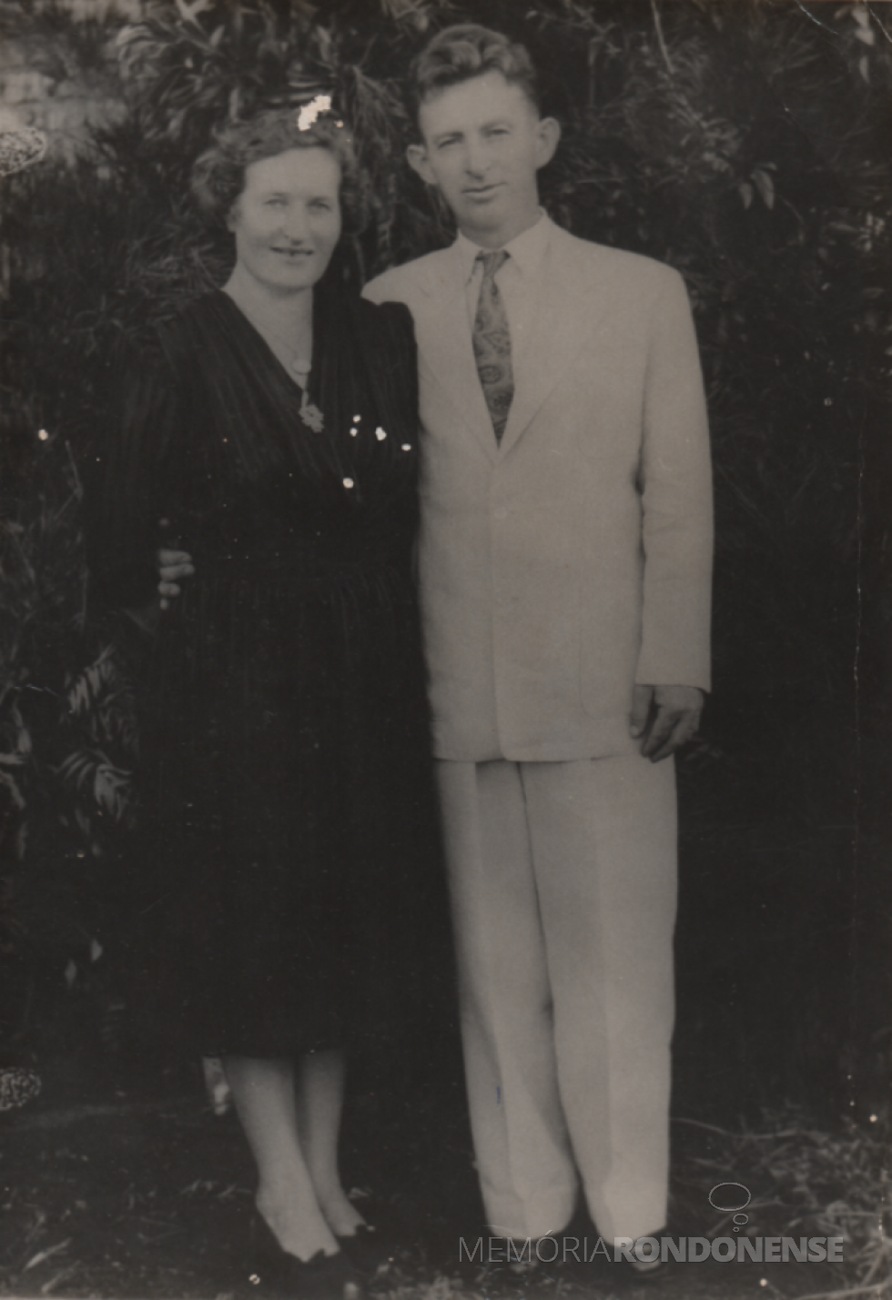 || Professor rondonense Arnoldo Alfredo Hintz com a esposa Adeline, em foto de 1950, ele falecido em agosto de 1988.
Imagem: Acervo Denise Roesler - FOTO 14 -