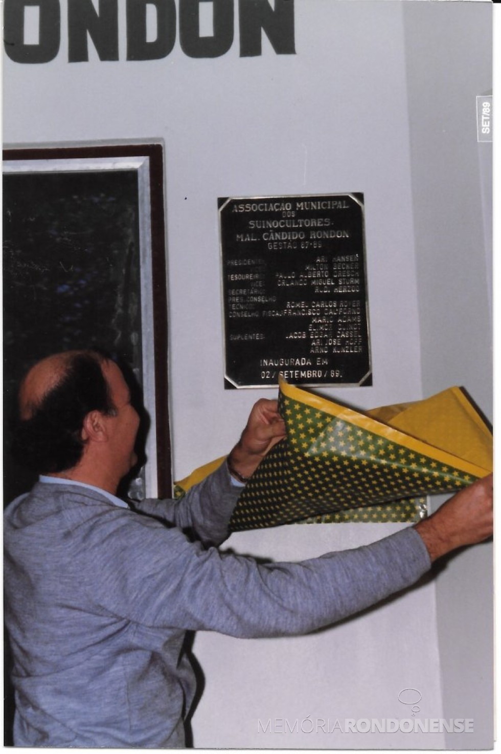 || Danilo Matielo, presidente da Associação de Suinocultores de Toledo, descerrando a placa de inauguração da sede própria da Associação de Suinocultores de Marechal Cândido Rondon, em setembro de 1989.
Imagem: Acervo APS-MCR - FOTO 3 - 