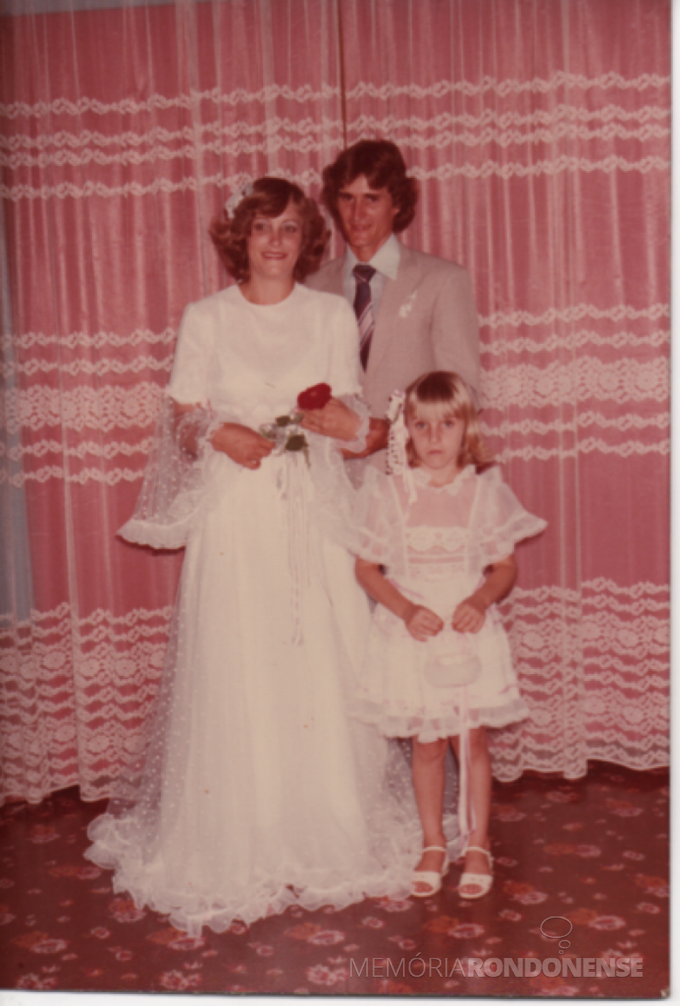 || Jovens rondonenses Telci Viteck e Hildor Dreyer que casaram em janeiro de 1982, na foto junto com a aia Marla Cristiane Viteck, filha do casal Elenita Foppa e Harto Viteck (ele irmão da noiva).
Imagem: Acervo pessoal - FOTO 6 -