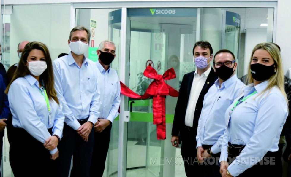 || Inauguração da agência do Sicoob Confiança na cidade de Montenegro (RS), em setembro de 2021.
Da esquerda à direita: 1ª - não identificada, 2ª Gainor Sabka, diretor-presidente da Sicoob Confianç; 3ª - não identificada, 4ª - não identificada, 5ª - Edson Decheci, diretor-superintendete do Sicoob Confiança; e 6ª - não identificada.
Imagem: Acervo O Presente - FOTO 15 -