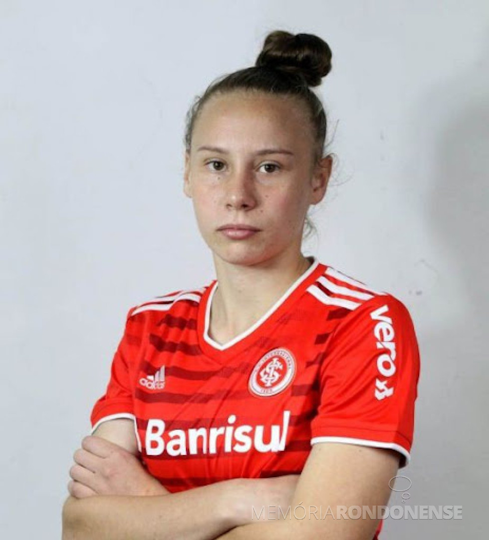 || Atleta Aline Cristina Bergmann, de Entre Rios do Oeste, que integrou a Seleção Brasileira de Futebol sub 15, em Belgrado, Sérvia.
Imagem: Acervo O Presente - FOTO 26 - 