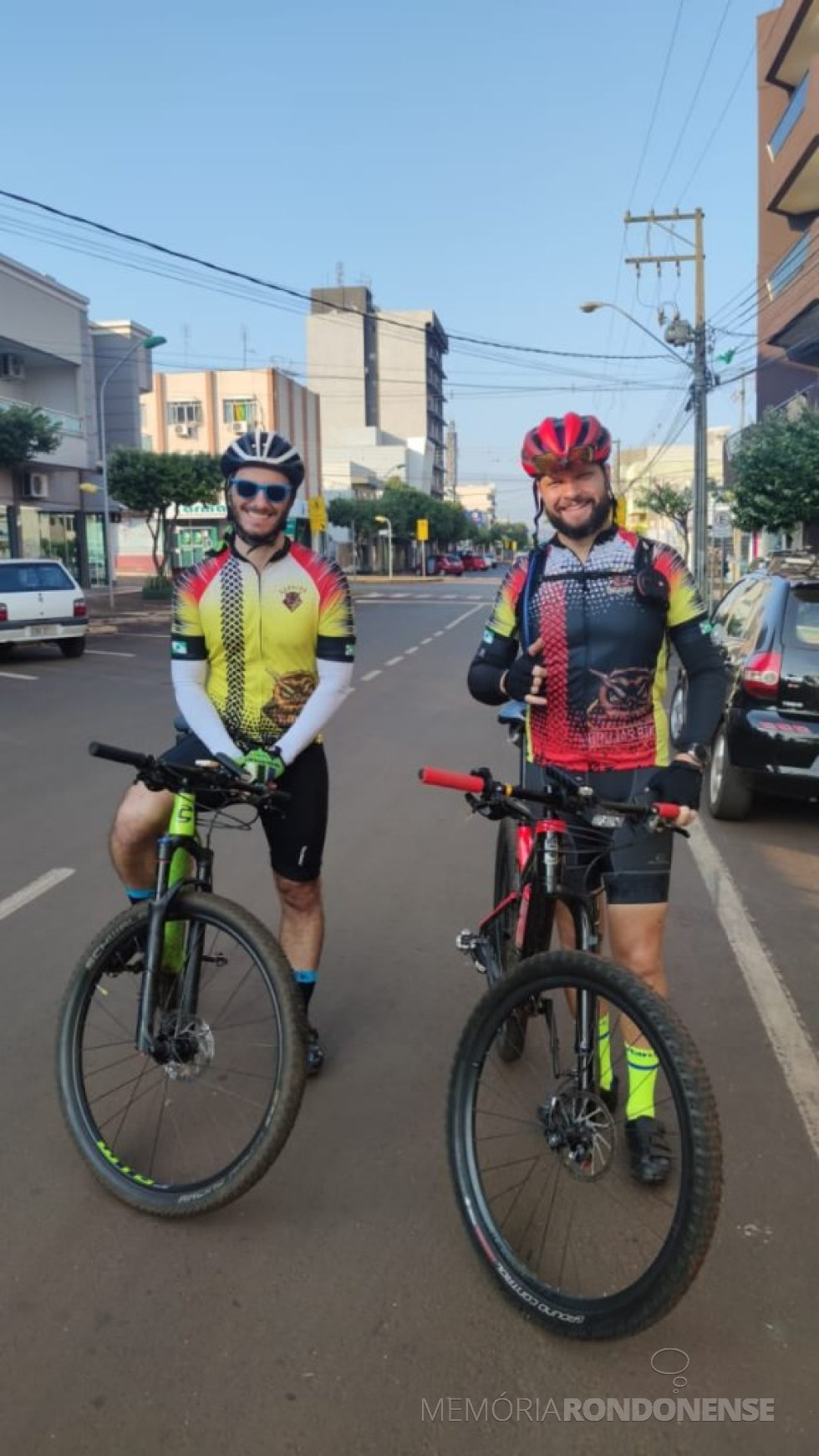|| Ciclistas Cristiano Marlon Viteck e Rubens Reichert, o último morador na cidade de Chapecó e integrante do grupo Corujas Bikers como fotógrafo do Pedal Solidário.
Imagem: Acervo pessoal - FOTO 14 -