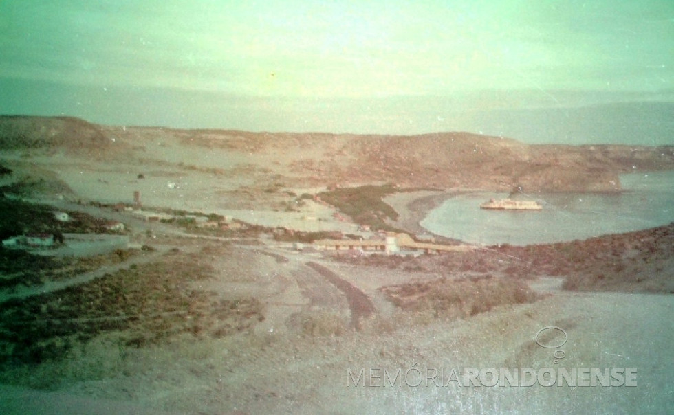 || Vapor Guaíra ancorado na baia de Puerto Pirámides, na província argentina de Chubut.
Imagem: Archivo General de la Nación Dpto. Doc. Fotográficos. Buenos Aires. Argentina - FOTO 6 -