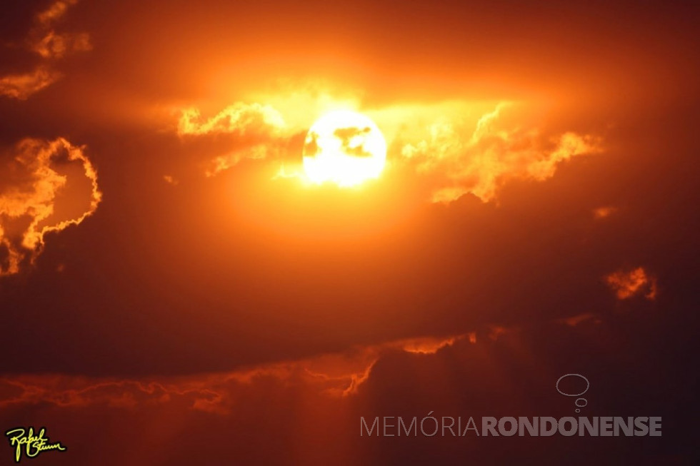 || Outro momento do pôr do sol no município de Marechal Cândido Rondon em 04 de setembro de 2021. Foto feita desde a Linha Arara pelo fotógrafo rondonense Rafael Orlando Sturm - FOTO 26 -