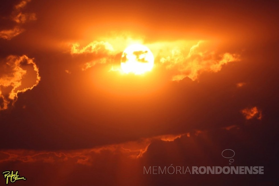 || Outro momento do pôr do sol no município de Marechal Cândido Rondon em 04 de setembro de 2021. Foto feita desde a Linha Arara pelo fotógrafo rondonense Rafael Orlando Sturm - FOTO 26 - 