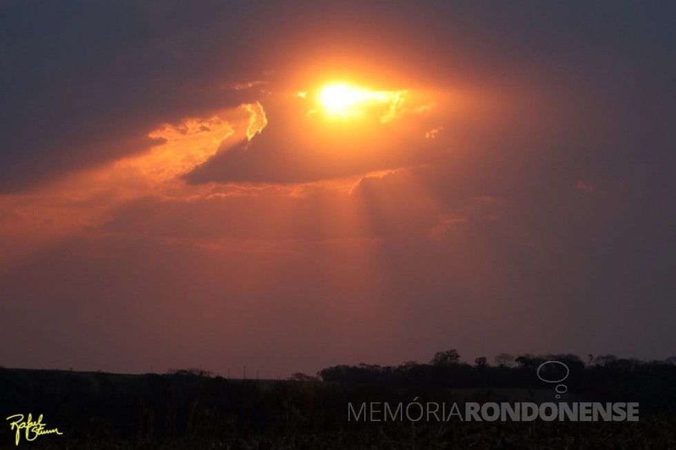 Pôr do sol no município de Marechal Cândido Rondon em 04 de setembro de 2021. Foto feita desde a Linha Arara pelo fotógrafo rondonense Rafael Orlando Sturm - FOTO 24 - 