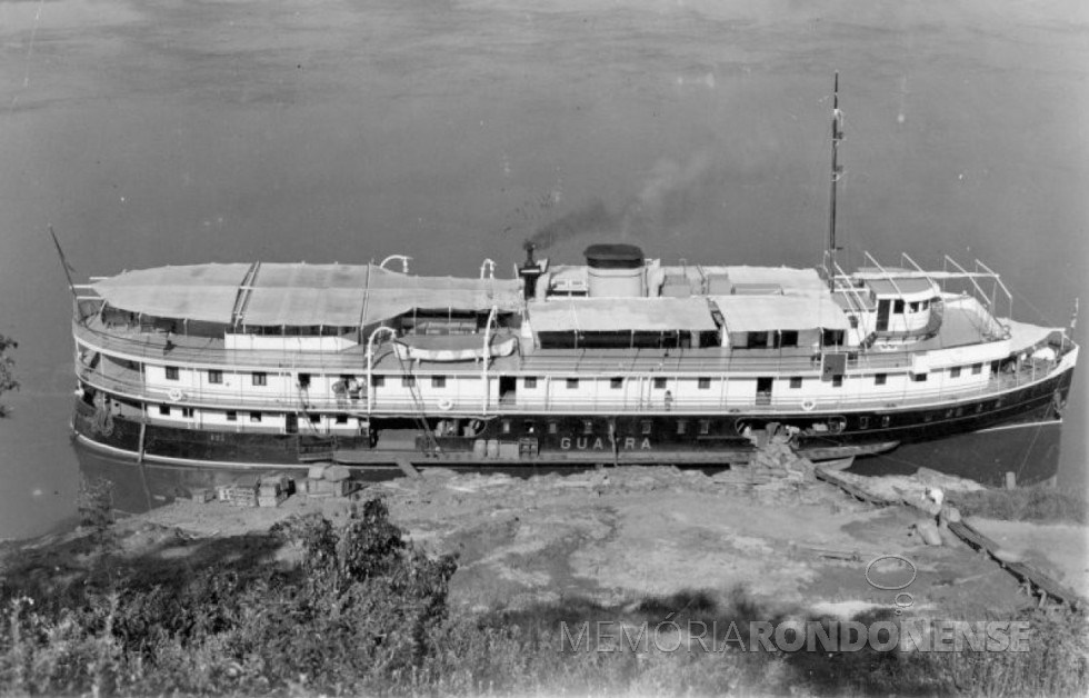 || Vapor Guaíra ancorado no extinto Porto Mendes, no Rio Paraná, cerca de 60 km abaixo das extintas Sete Quedas, na década de 1930.
Imagem: Archivo General de la Nación Dpto. Doc. Fotográficos. Buenos Aires. Argentina - FOTO 5 -