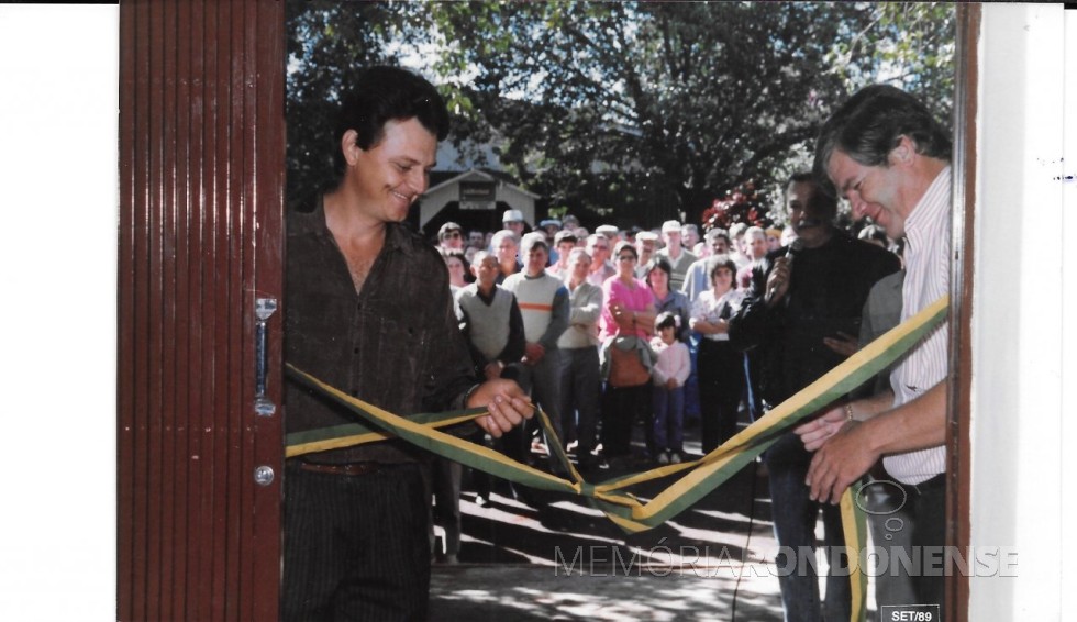 || Ari Hansen e o prefeito Dieter Leonard Seyboth, de Marechal Cândido Rondon,  procedendo o destamento da fita da inauguração da sede própria da APS-MCR, em setembro de 1989. 
Imagem: Acervo da entidade classista - FOTO 2 - 